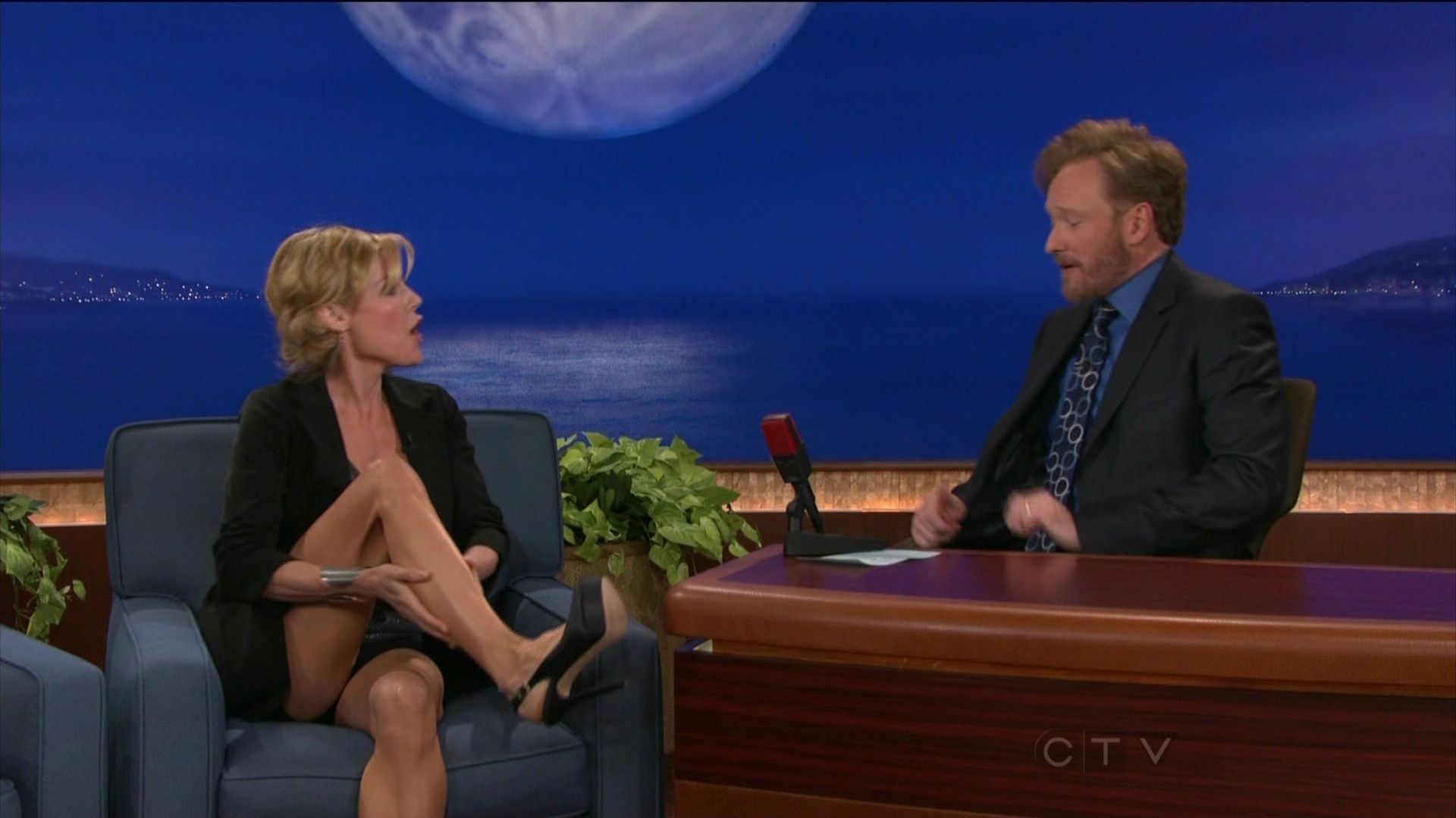 Julie Bowen On Conan Scrolller