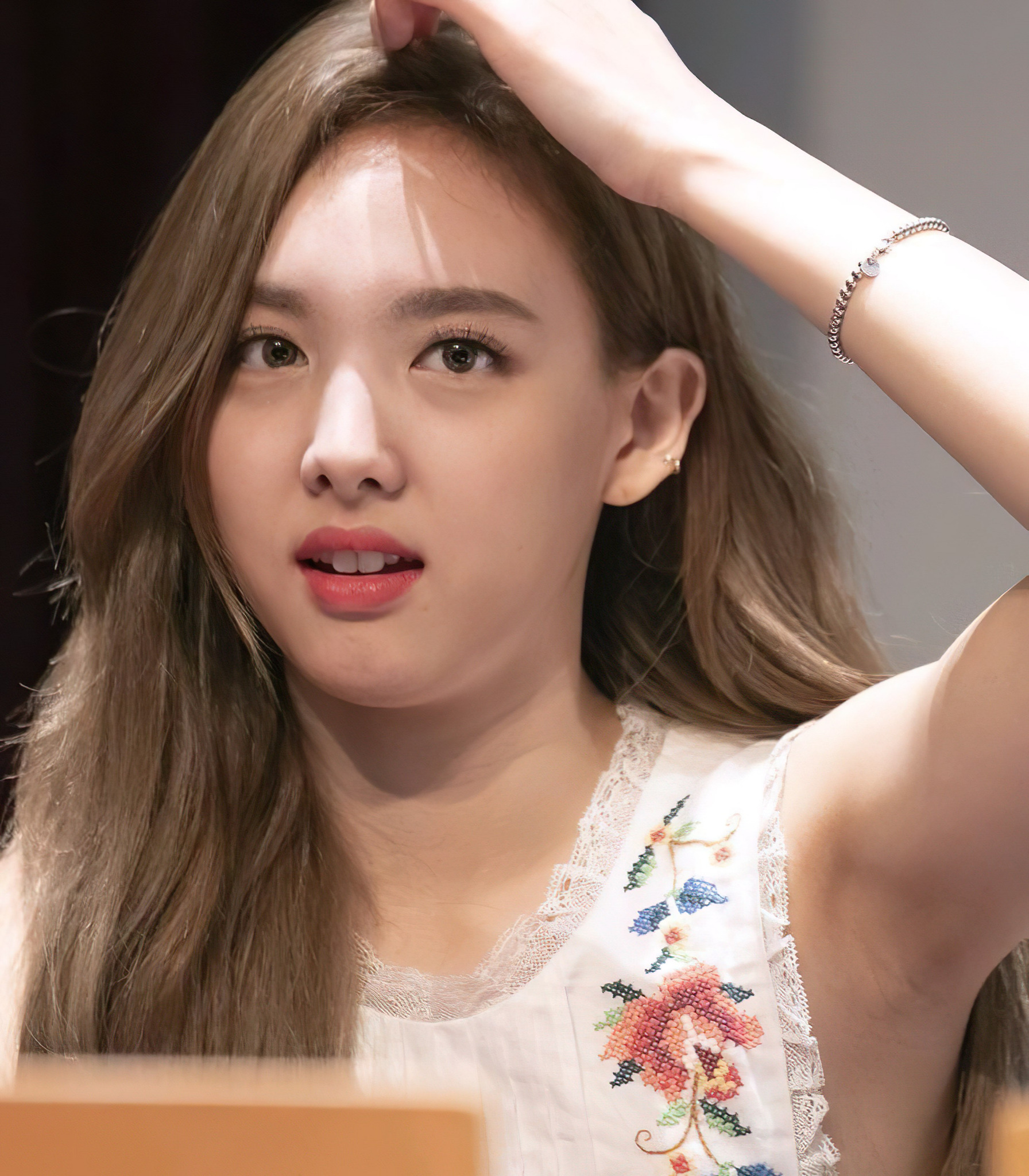 Twice Nayeon Scrolller