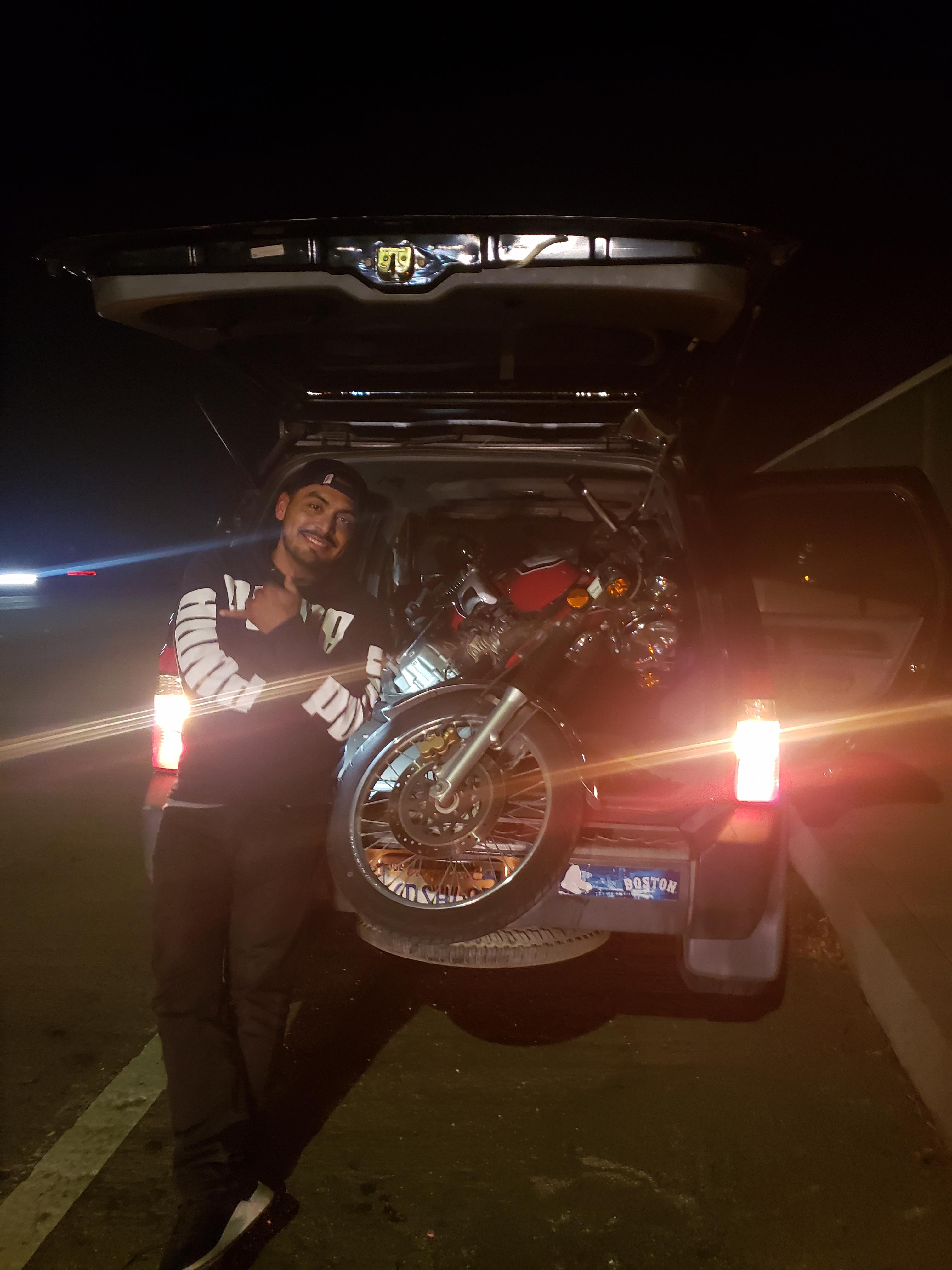 I Ran Out Of Fuel On The Freeway Last Night This Guy Helped Me Carry