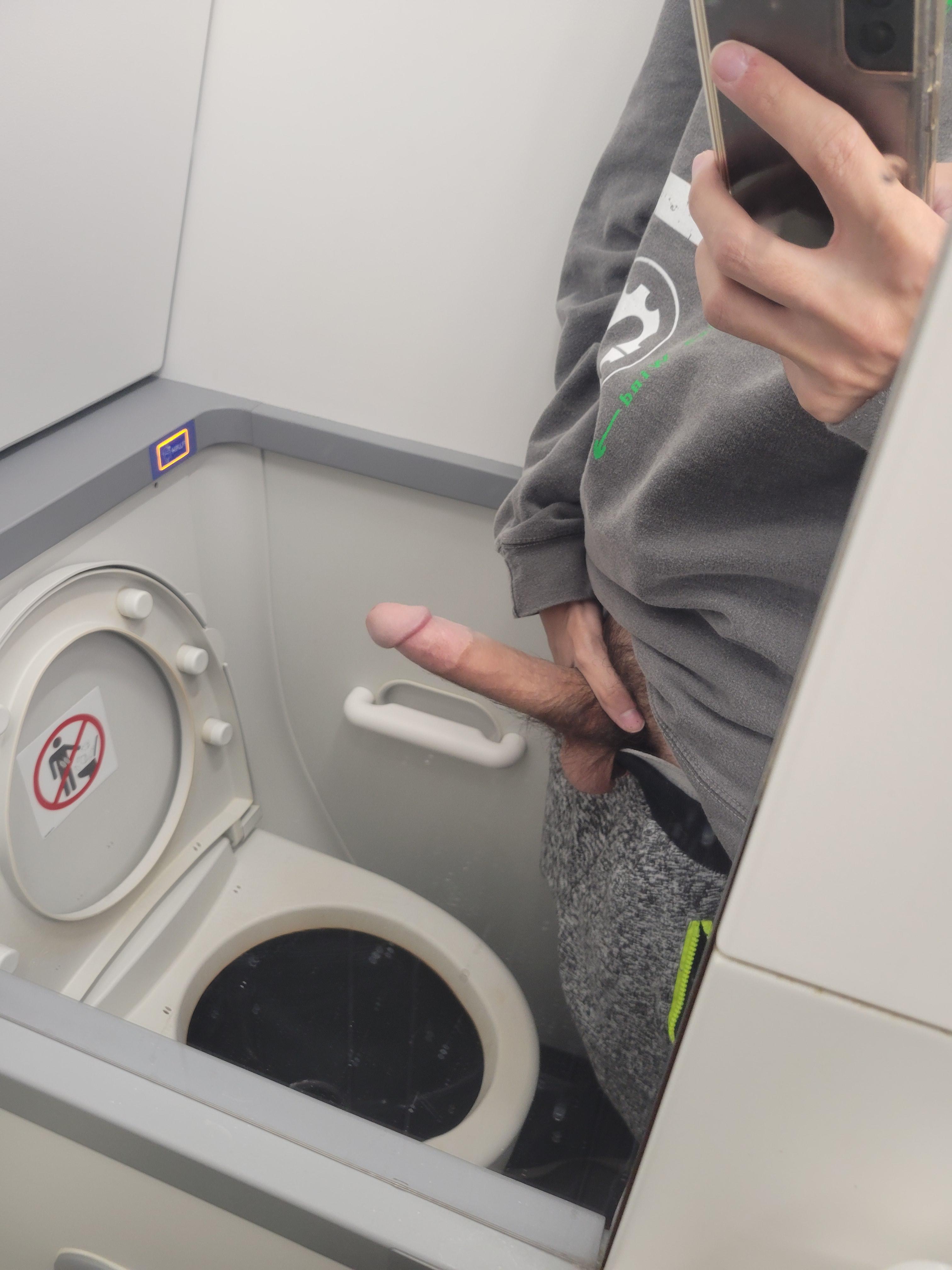 Nude In The Plane Bathroom Lmao Scrolller