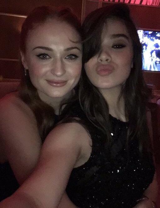 Sophie Turner And Hailee Steinfeld Ready For A Threesome Scrolller