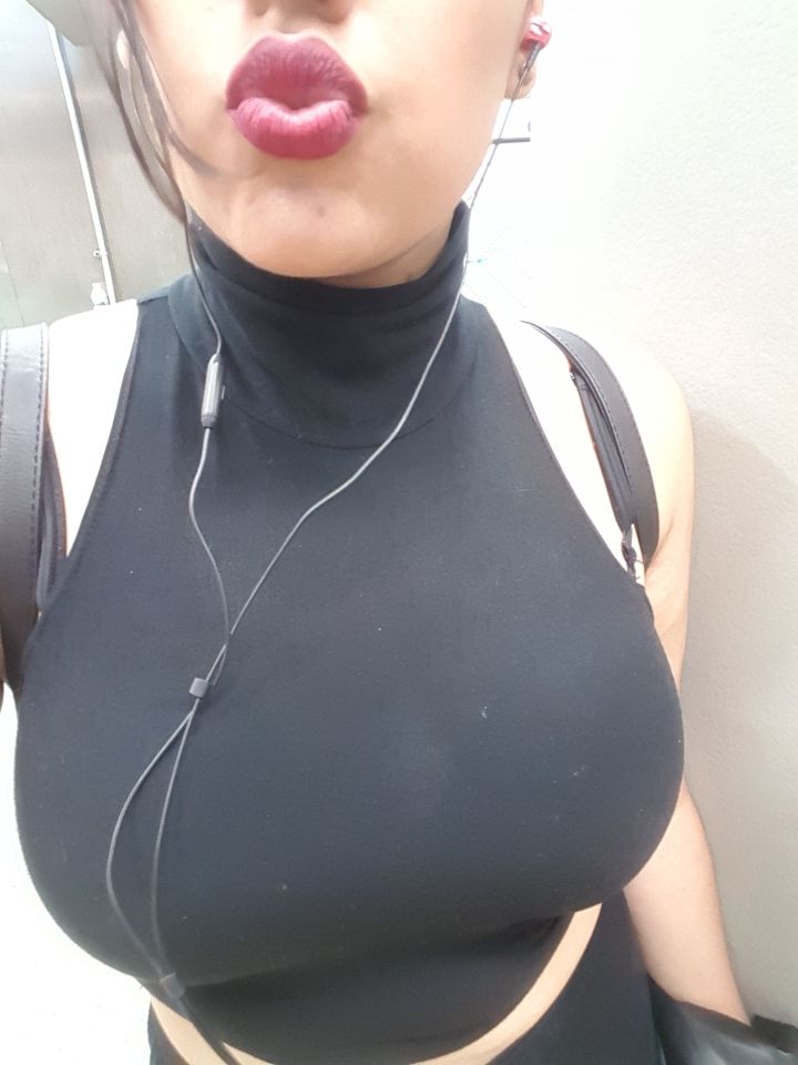 Which Is More Distracting My Lips Or My Tits Scrolller