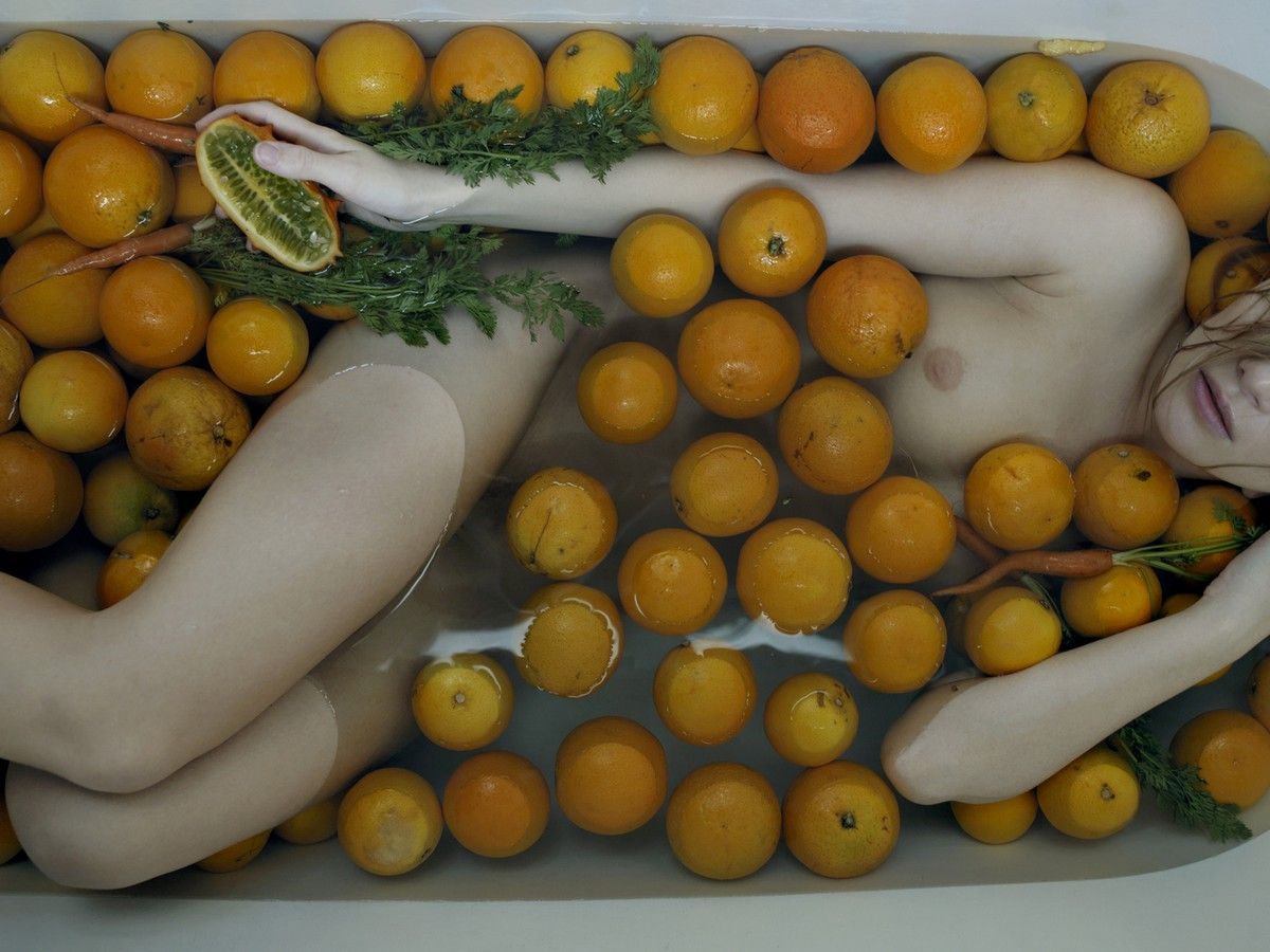 Bath With Naked Girl Oranges Scrolller