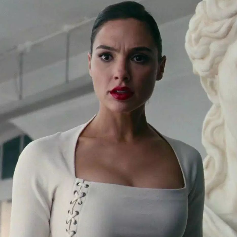 Gal Gadot Hypnotized Me Zack Snyder S Justice League Scrolller