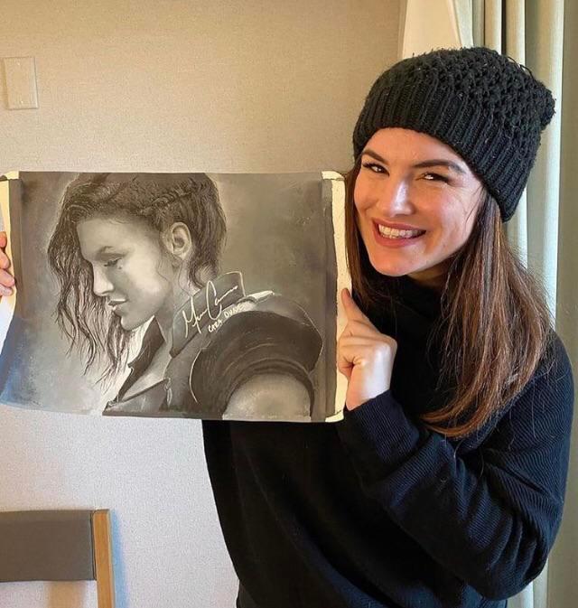 Gina Carano Posing With Fan Art Scrolller