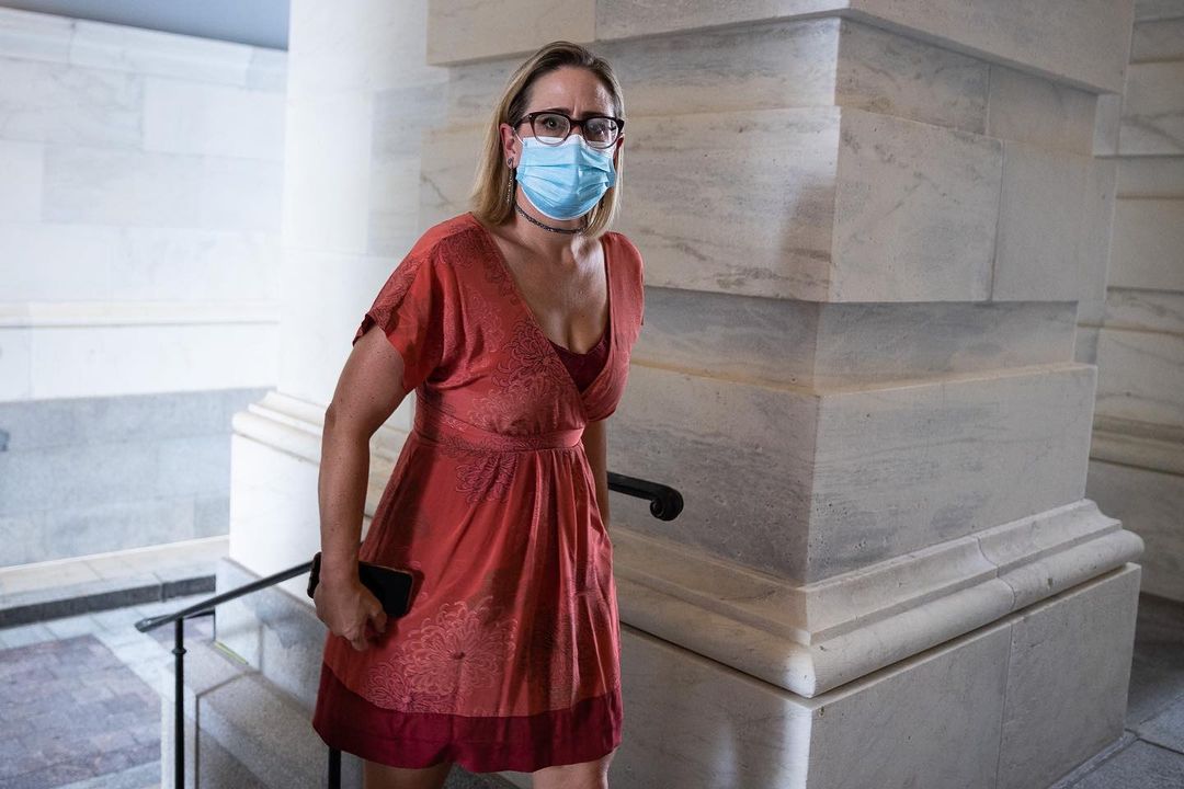 Kyrsten Sinema Scrolller