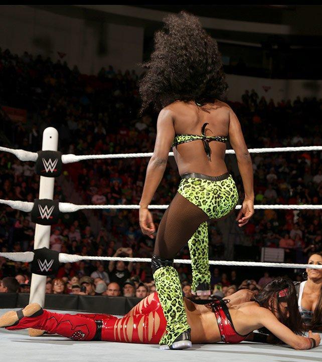 Naomi Using Brie Bella As A Stepping Stone Scrolller