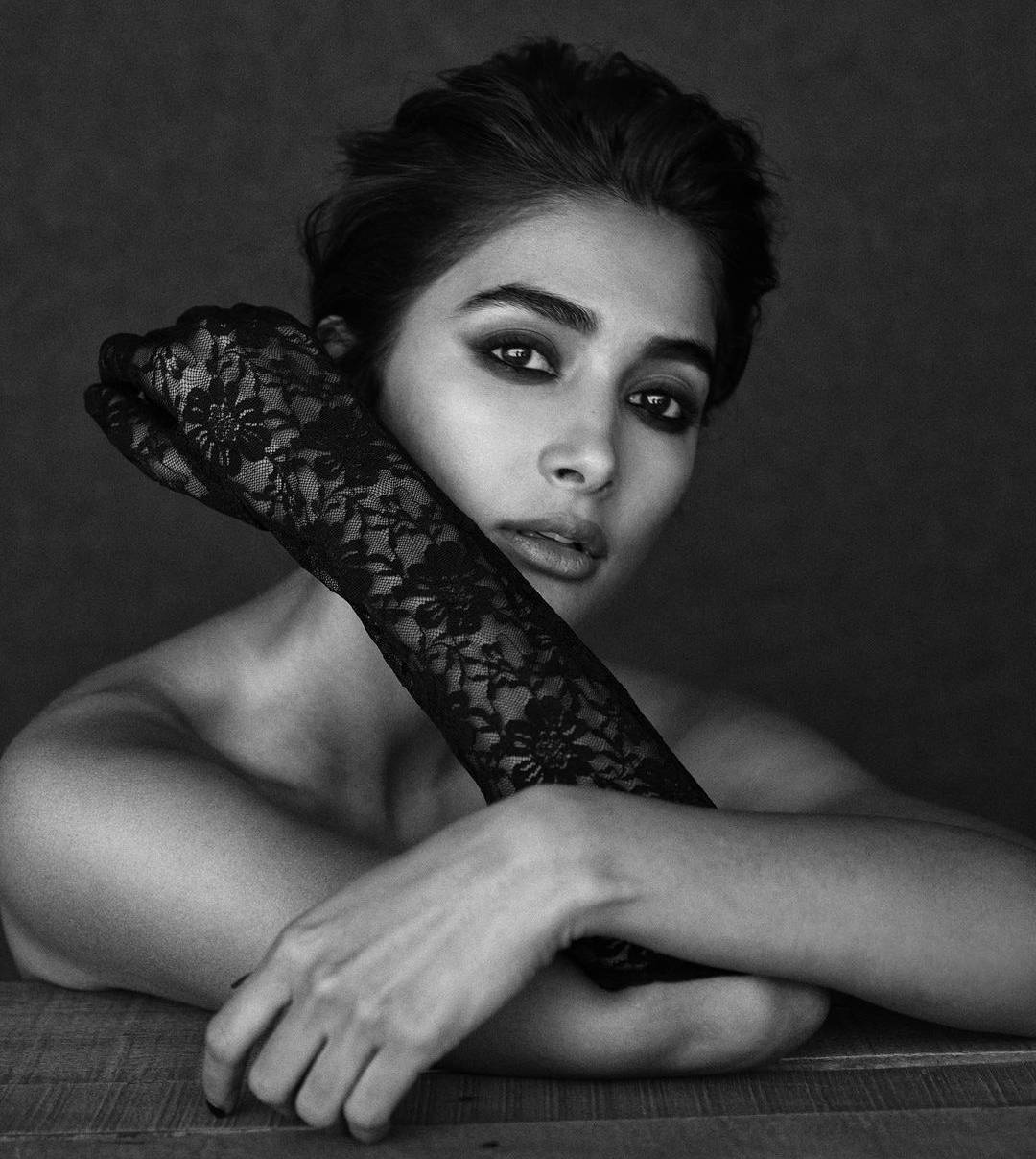 Pooja Hegde Scrolller