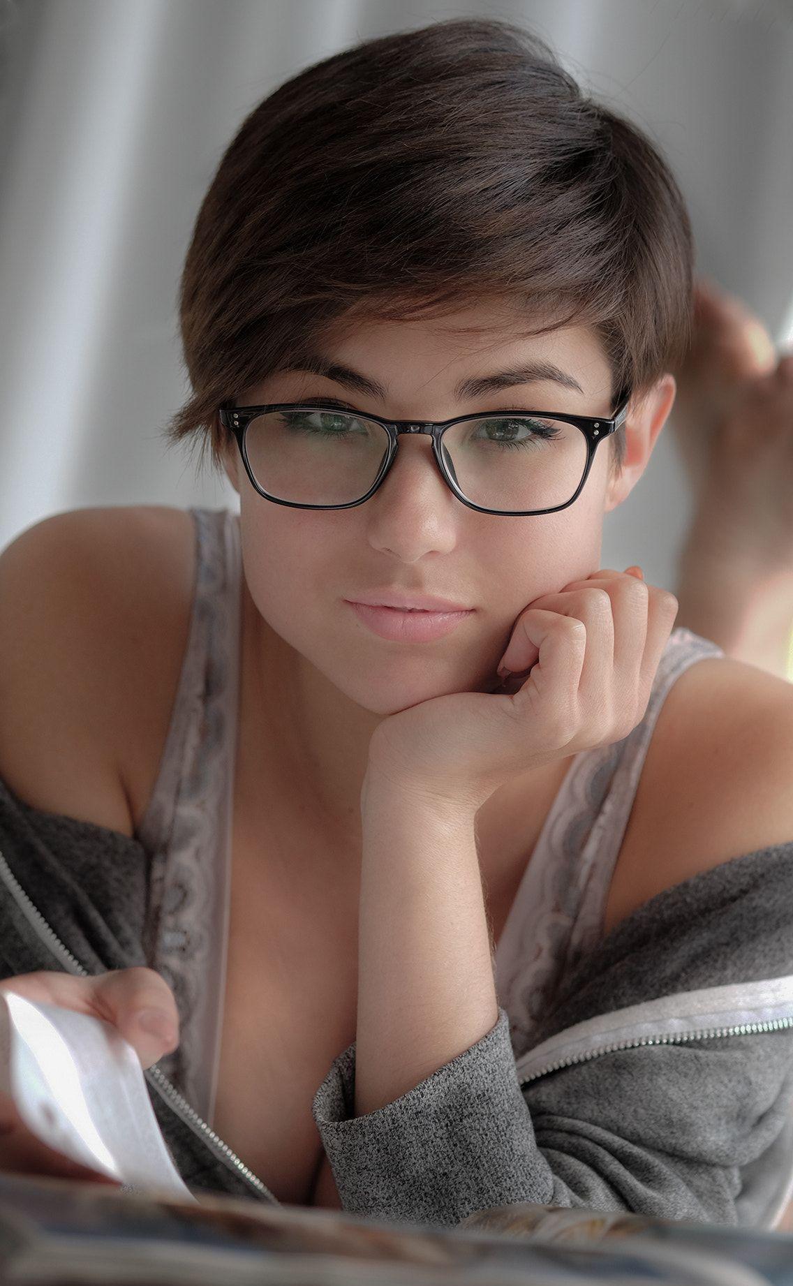 Giorgia In Glasses Scrolller