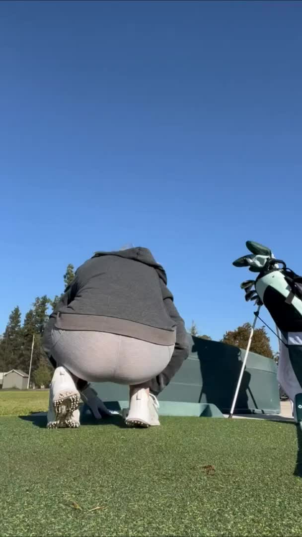 HappyHailey0104 Flashes Her MILF Ass At The Driving Range Scrolller