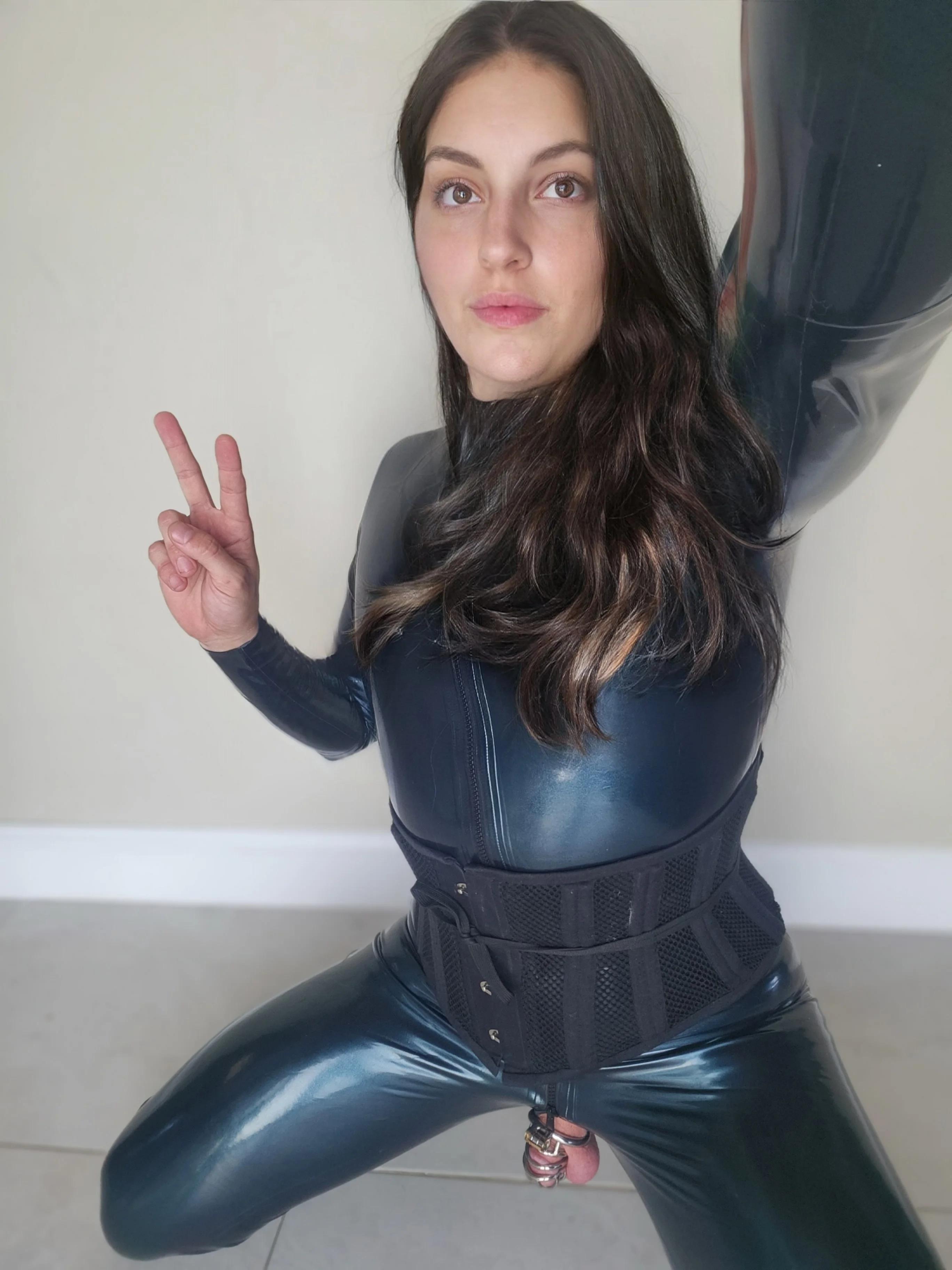 Latex And Chastity Scrolller