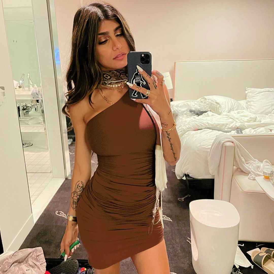 Mia Khalifa Scrolller