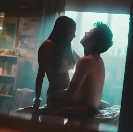 Mimi Keene In Sex Education Scrolller