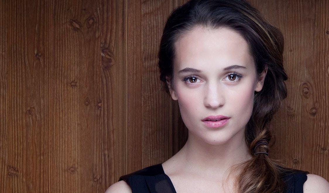 Alicia Vikander Scrolller