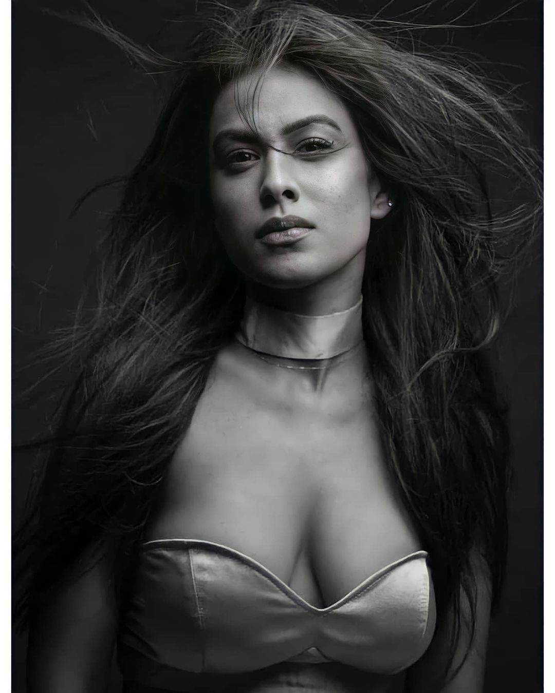 Nia Sharma Scrolller