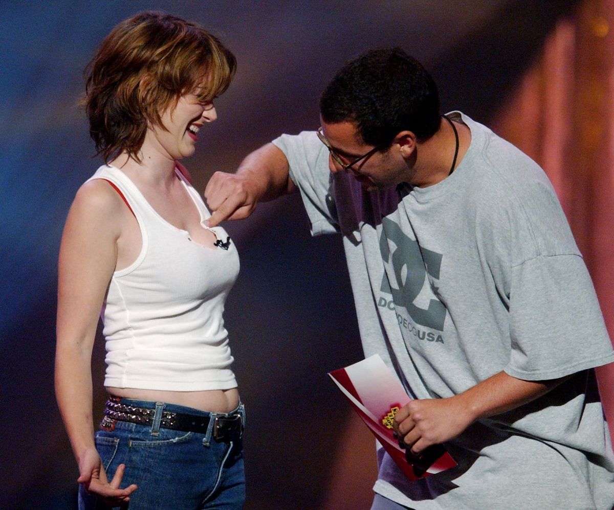 Winona Ryder Tits Touched By Adam Sandler At An Award Show Scrolller