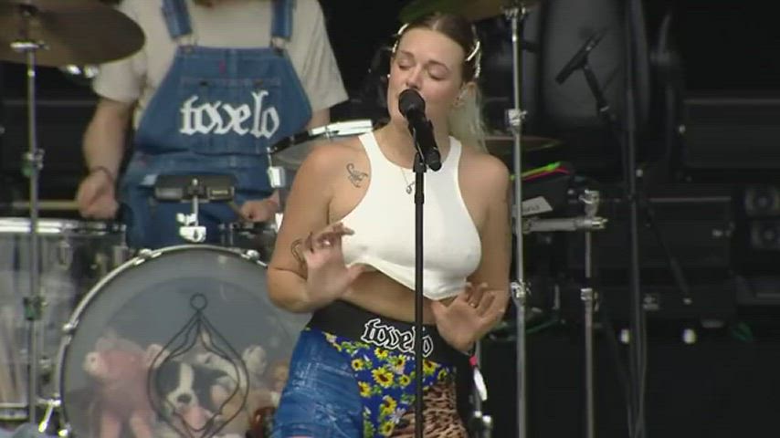 Tove Lo Loves Flashing Boobs During Her Concerts Scrolller