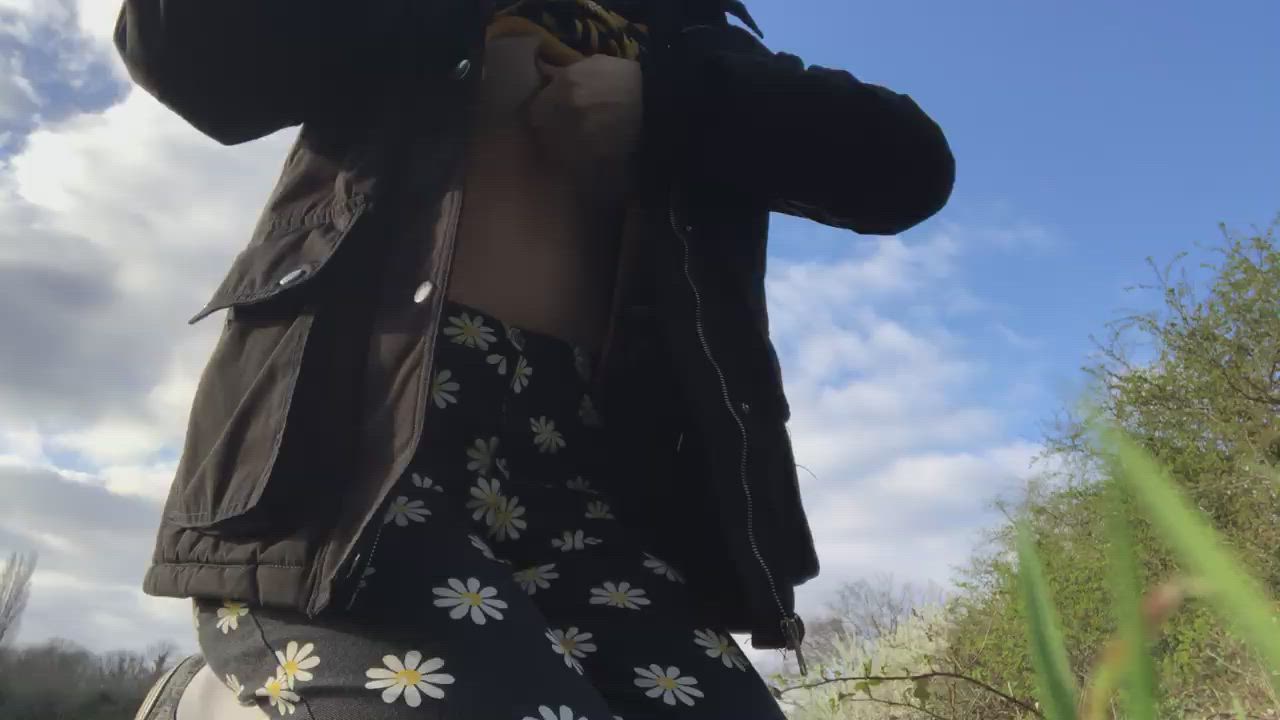 Flashing My Tits In A Park Scrolller