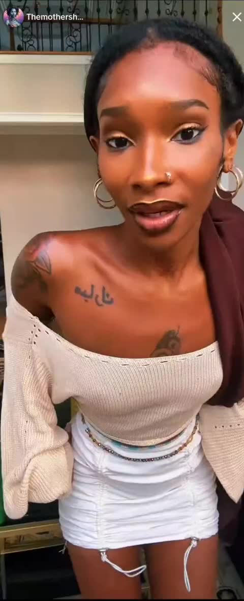 Ebony Small Tits Nipslip Showing Tattoos Scrolller