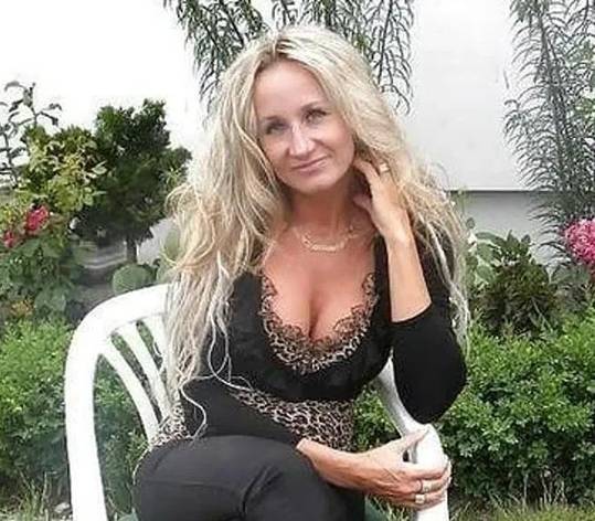 Long Haired Blonde Milf Gilf Scrolller