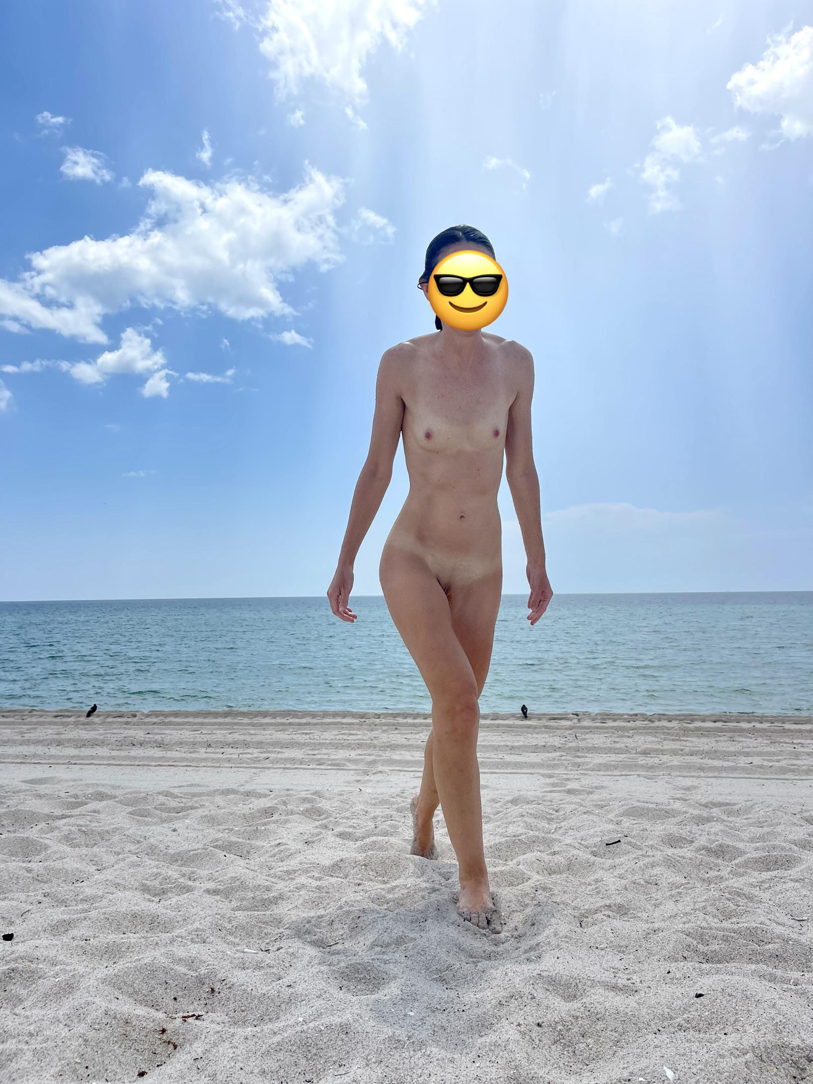 Nude At The Beach In Front Of Tons Of People Would You Stare Scrolller