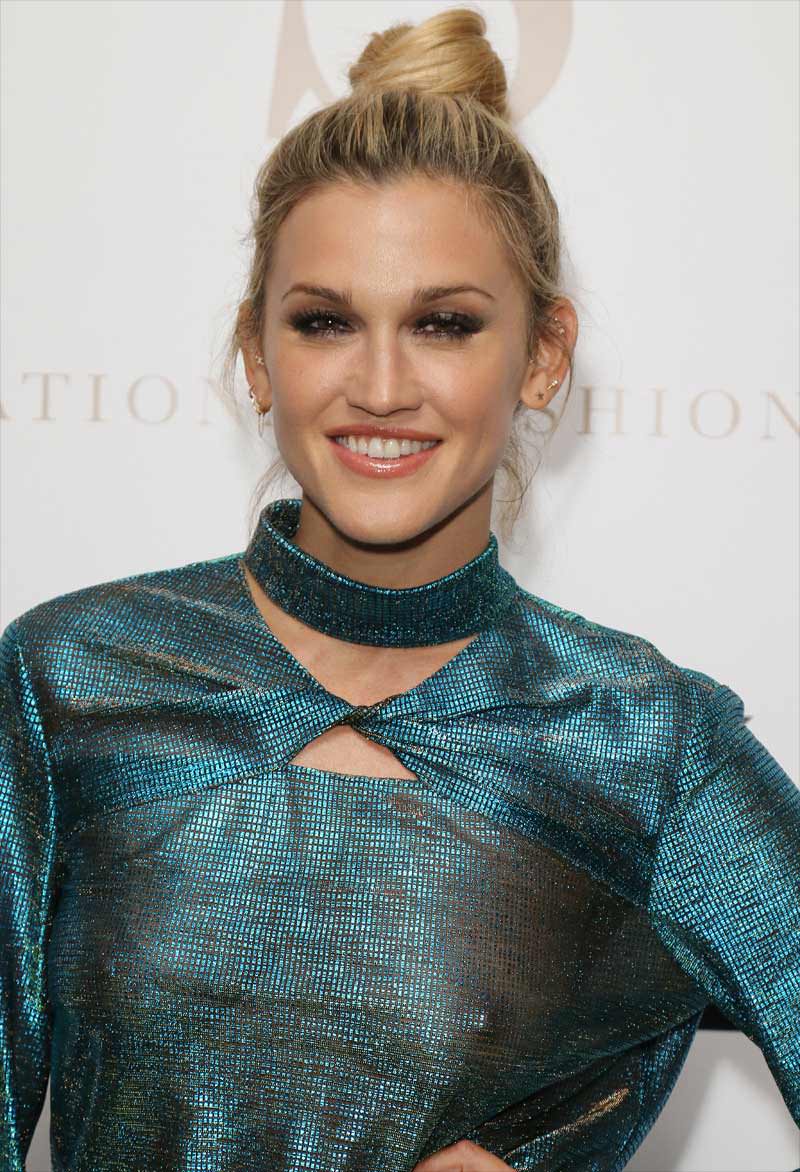 Ashley Roberts Braless In See Through Green Dress Scrolller