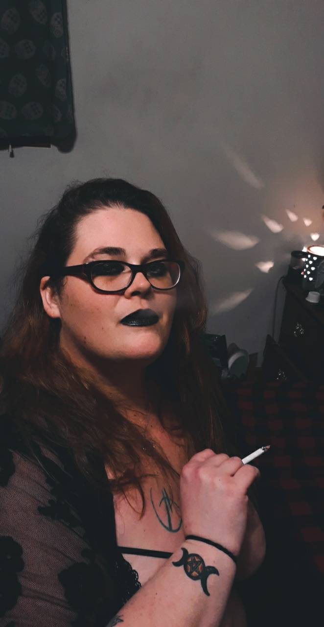 Big Tittie Goth Girl Smoking Scrolller