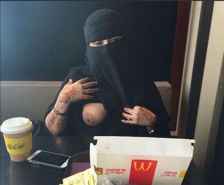 Boob Flashing At McDonald S Pic Scrolller