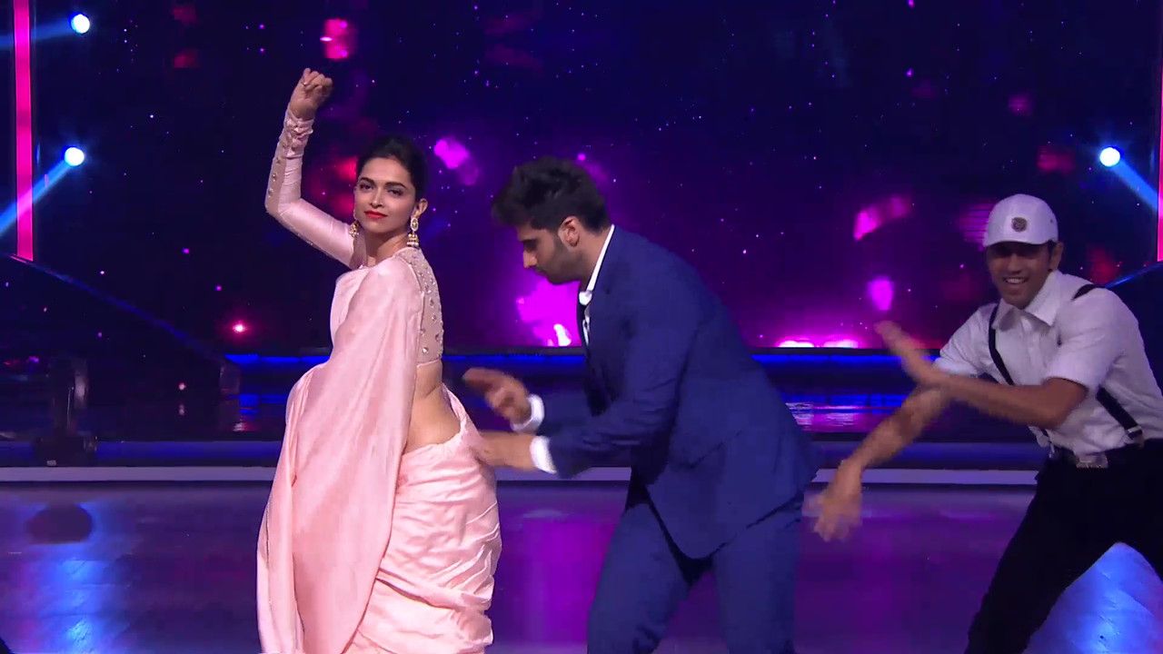 Deepika Padukone Hot Ass Shake In Saree Scrolller