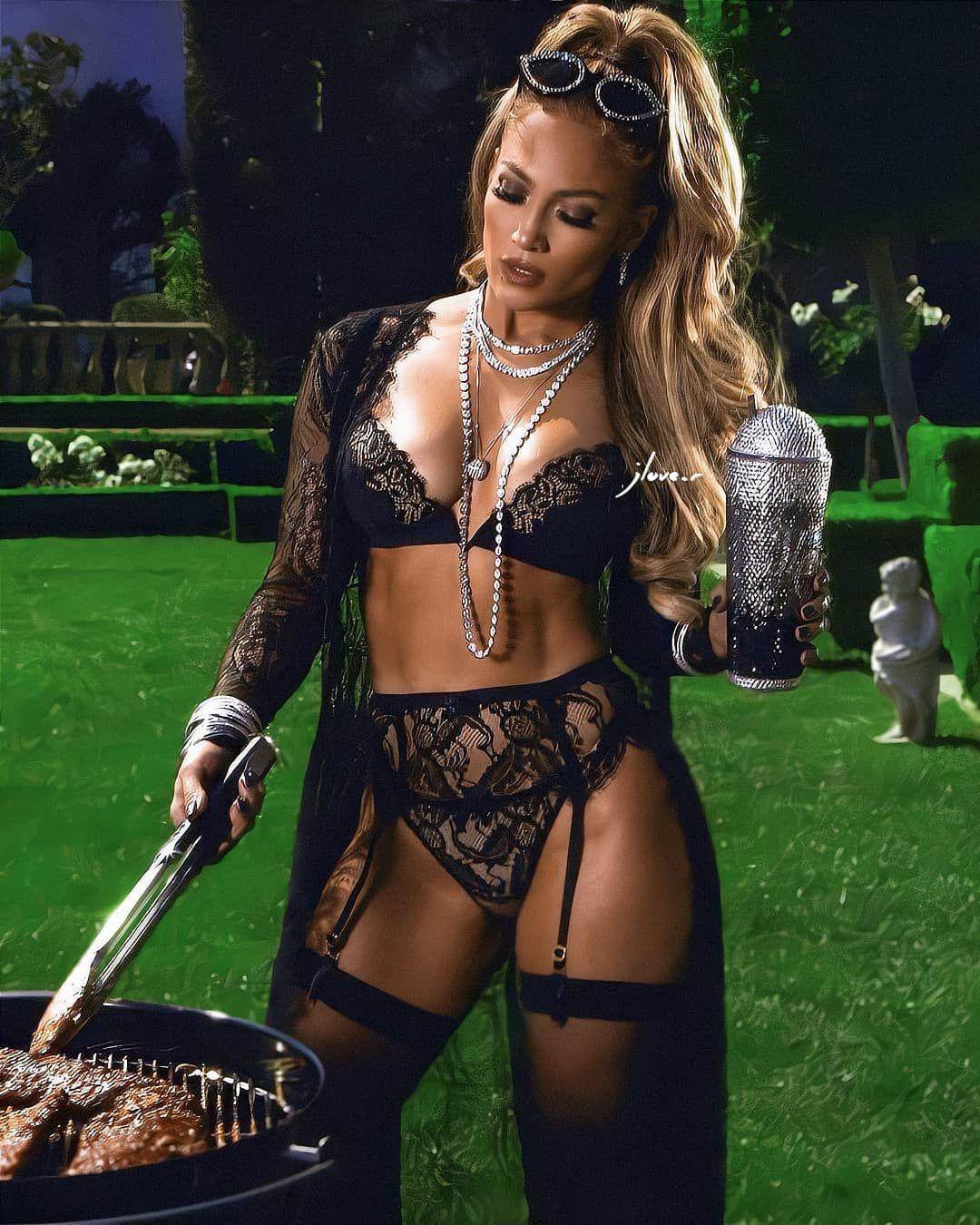 Jennifer Lopez Cooking Up A Storm In Sexy Black Lingerie Scrolller