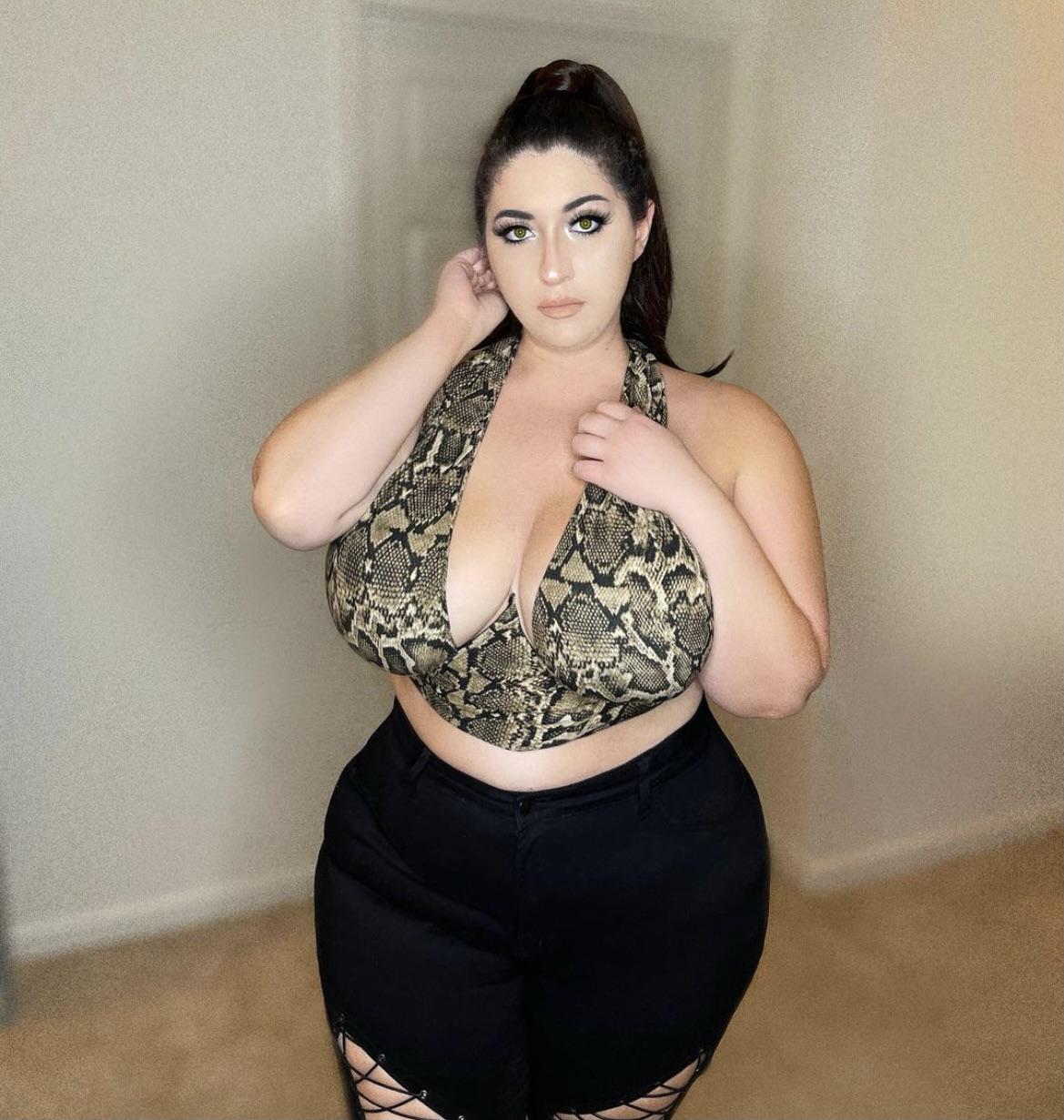 Busty Babe Scrolller