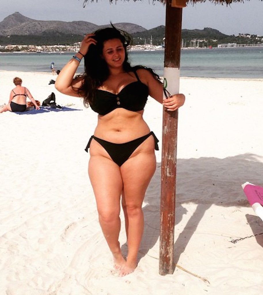 Unbelievable Curves On This Beach Goddess Scrolller