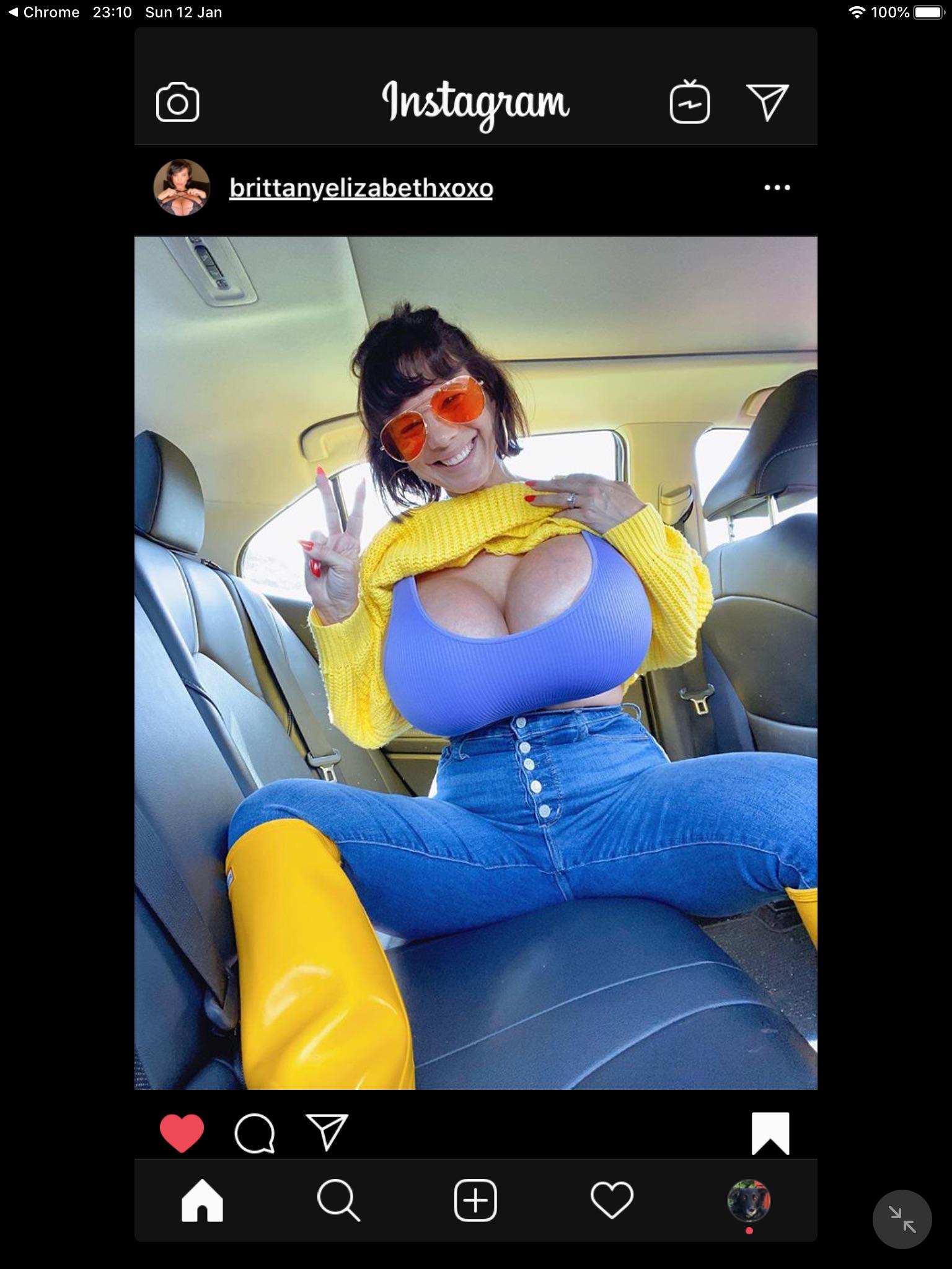 Brittany Elizabeth In The Back Seat Of Her Car Scrolller