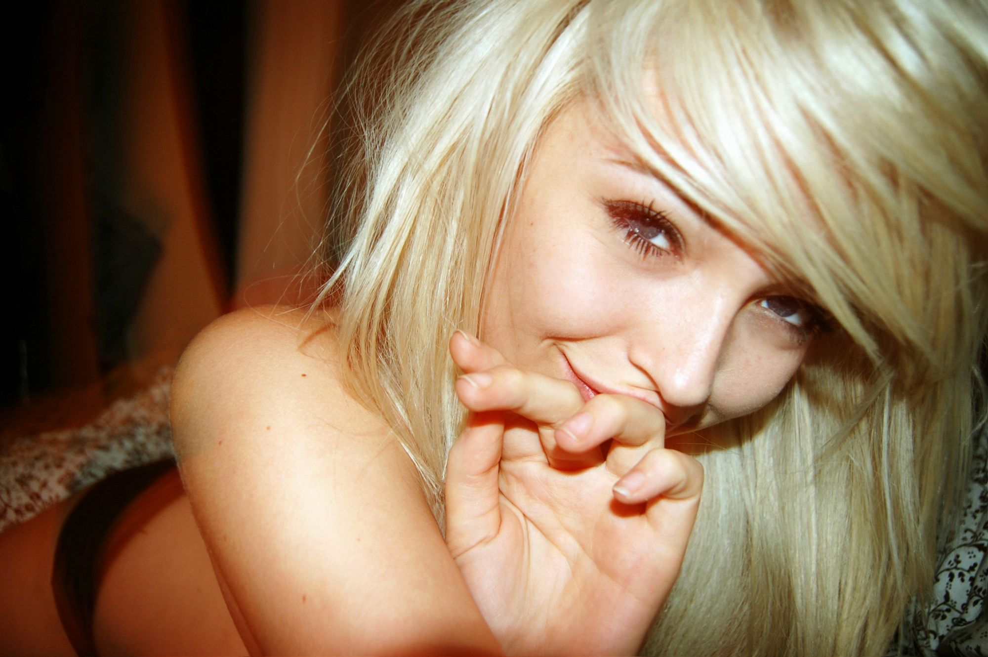 Привлекательная блондинка разделась в гостях у друга - порно фото