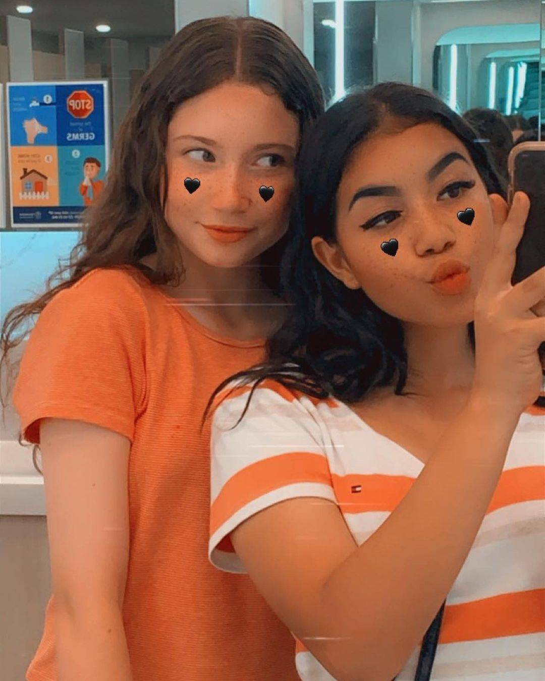 [2] Two cute women, only one choice Scrolller