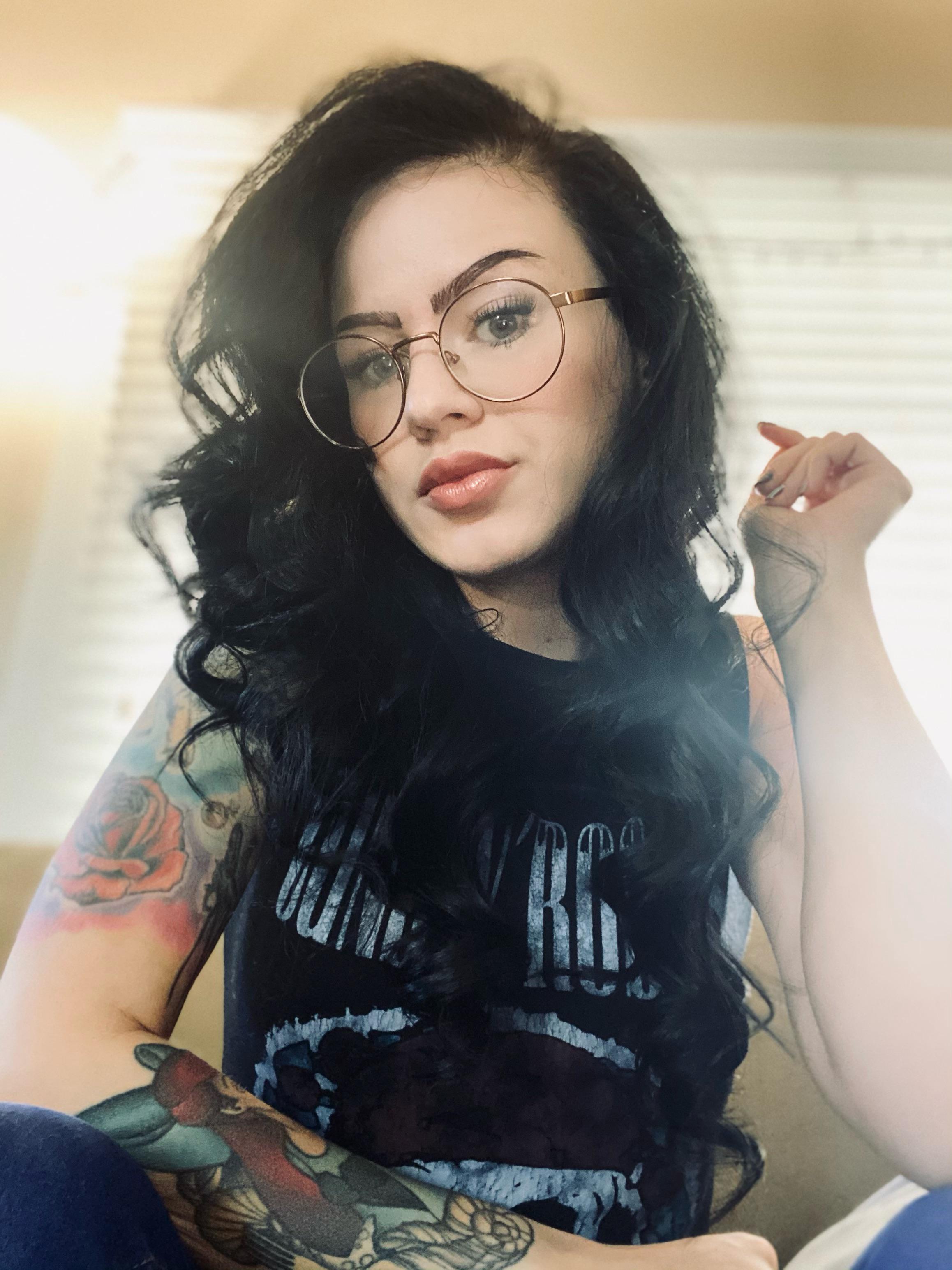 (26F) - 🎶I've got a tongue like a razor, a sweet switchblade knife. And ...