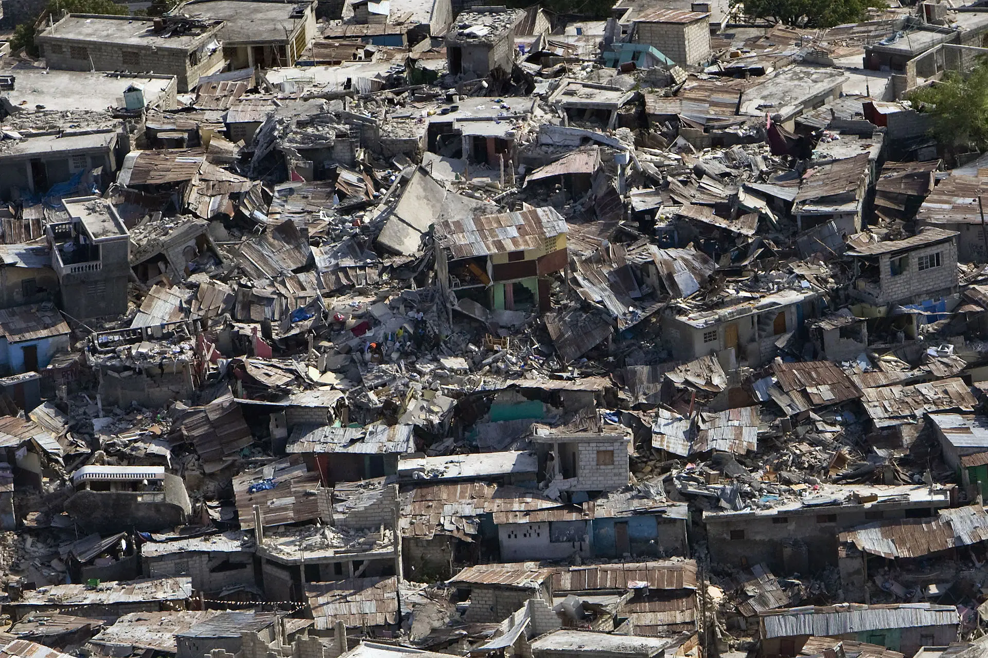 A slum in Haiti damaged by 2010 earthquake - photo by Logan Abassi [OS] [1024x683]