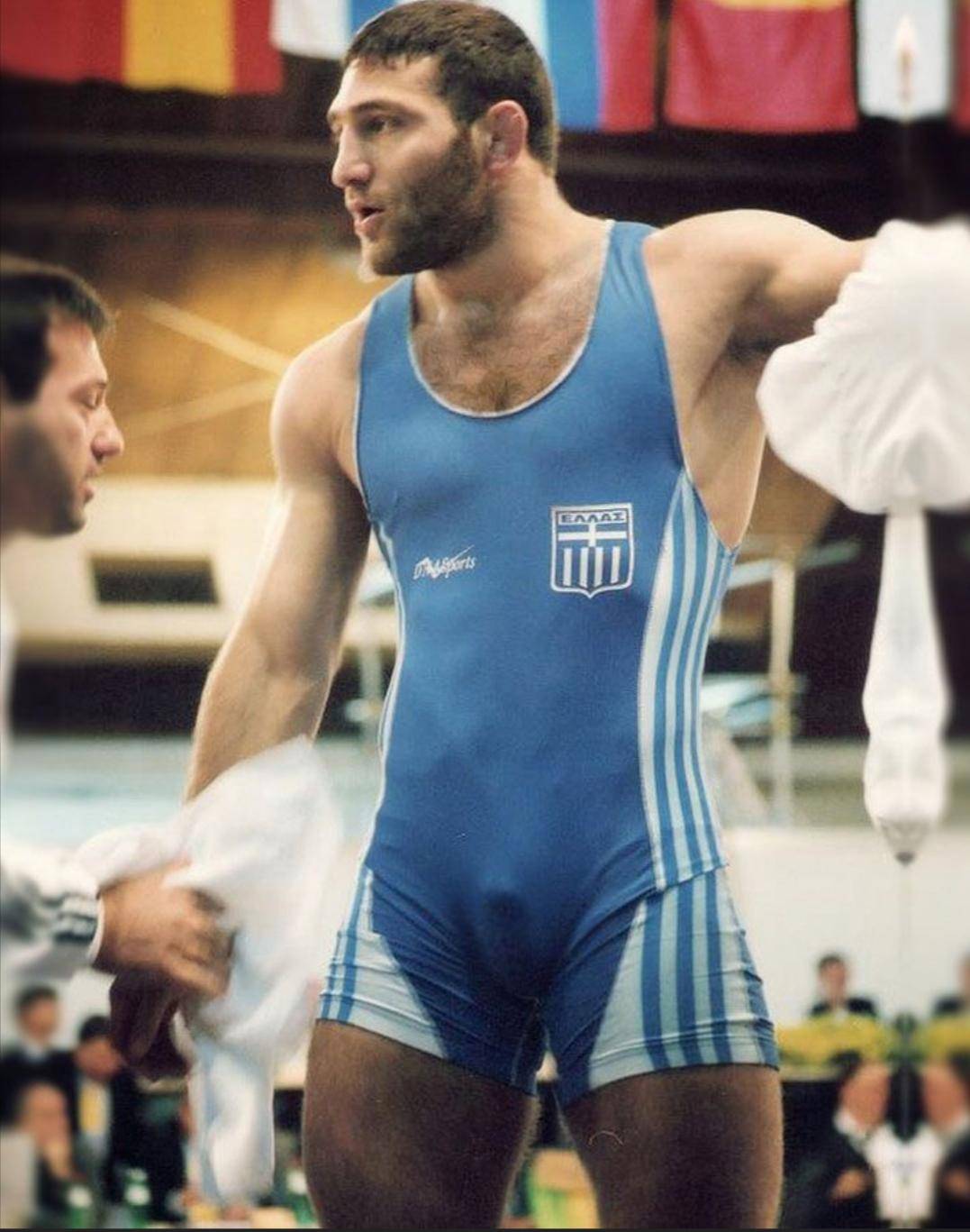 Утро. Мужик в шортах в метро. Джим керри на кровати. У вас утром стояк?. Стояк у него это.