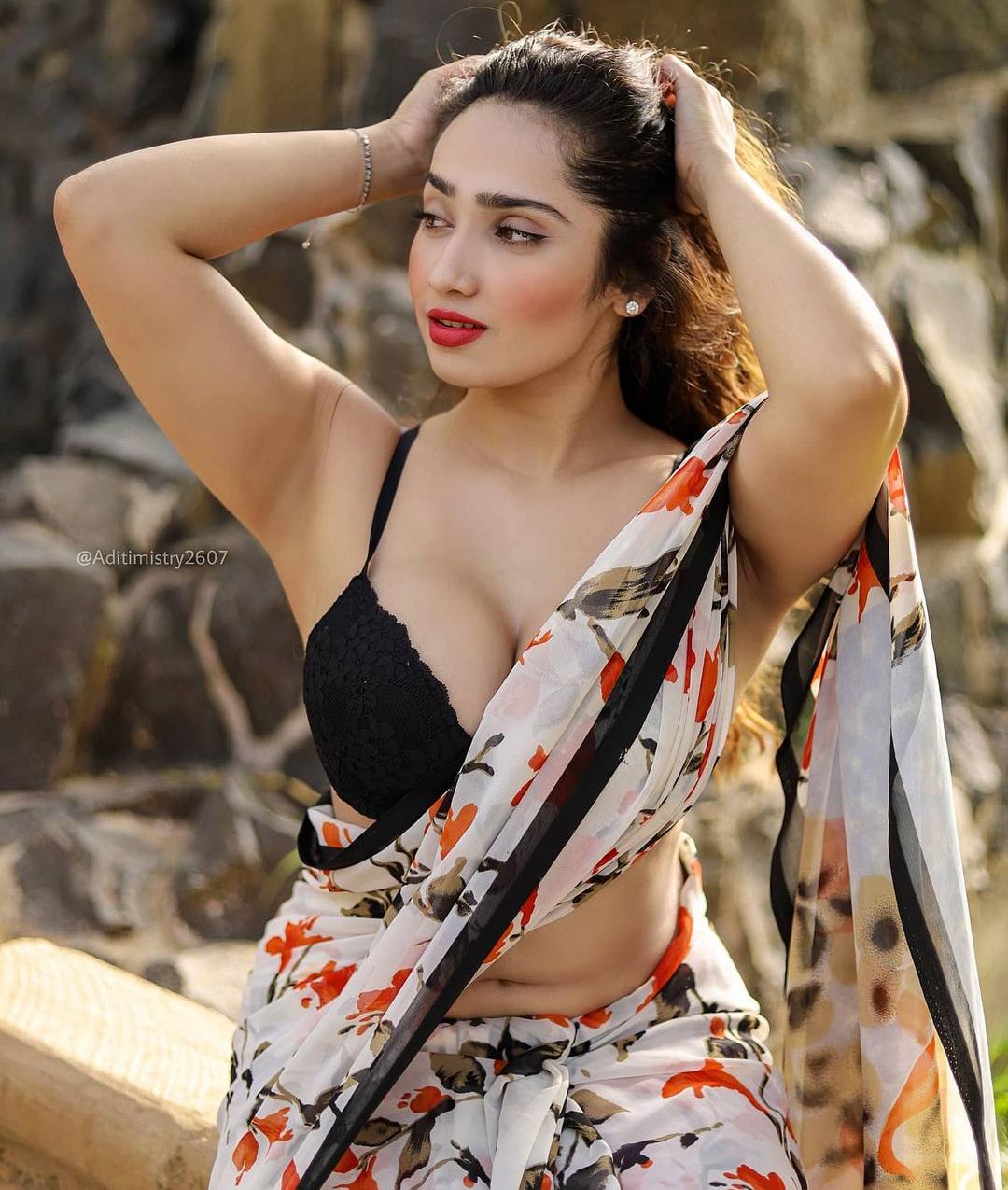 Aditi Mistry navel in white saree and black bra Scrolller