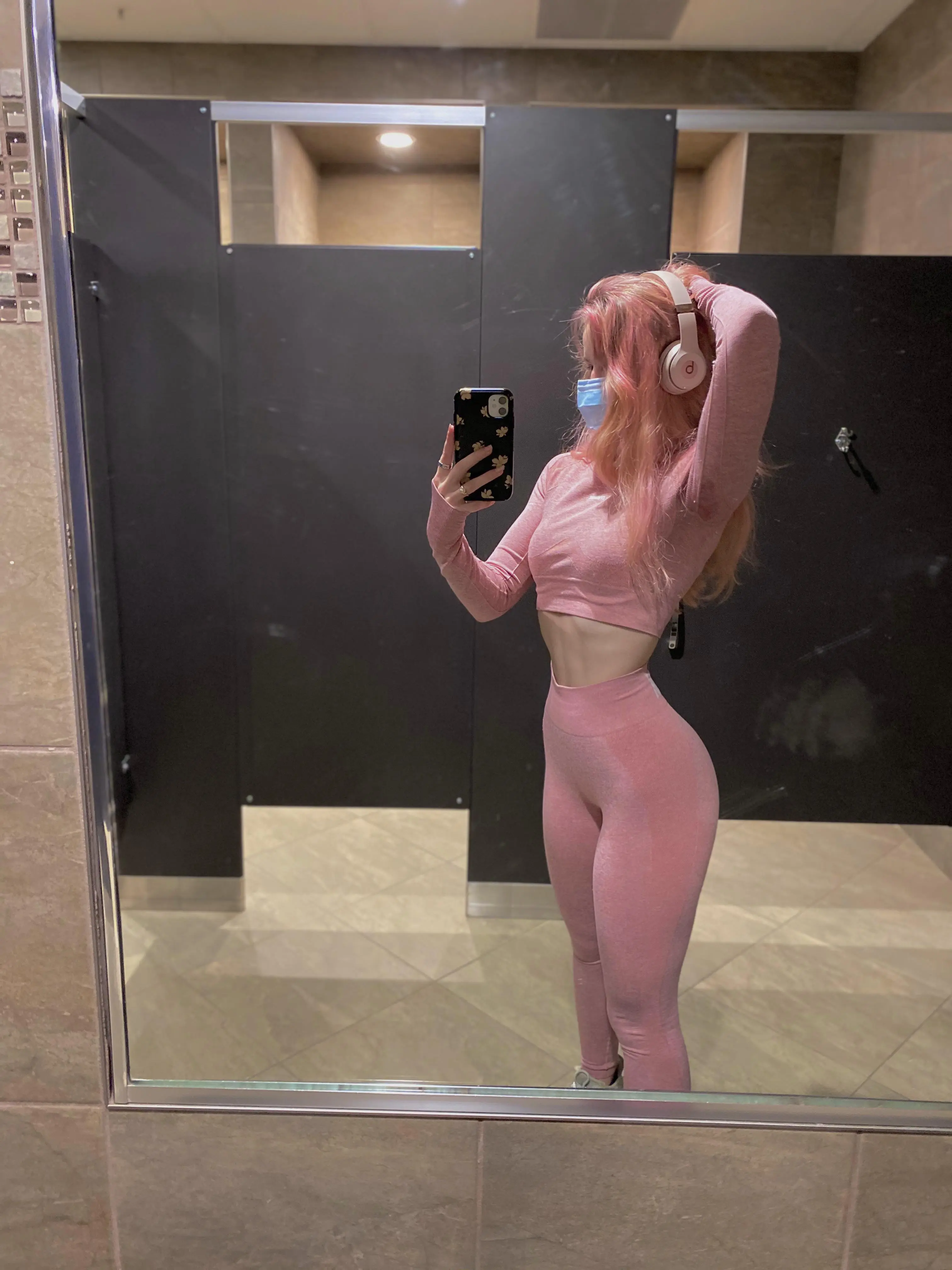 very pink at the squat rack today☺️ | Scrolller