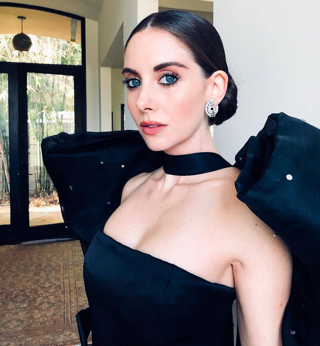 Alison Brie Scrolller 