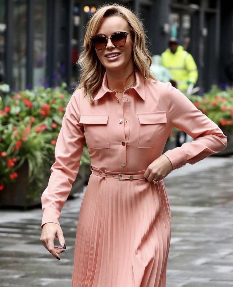 Amanda Holden Could Cut Glass With Those Scrolller