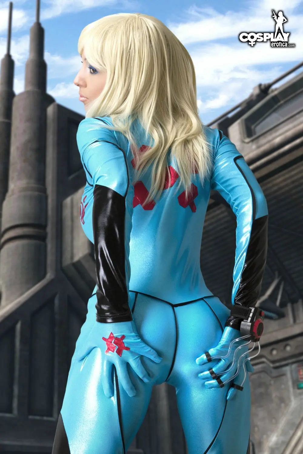 Mea Lee as Samus Aran from Metroid in a shiny blue bodysuit and black boots
