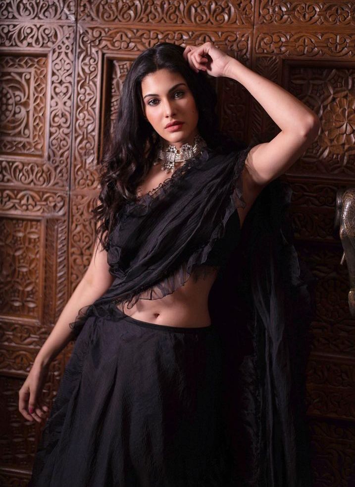 Amyra Dastur navel in black half saree | Scrolller