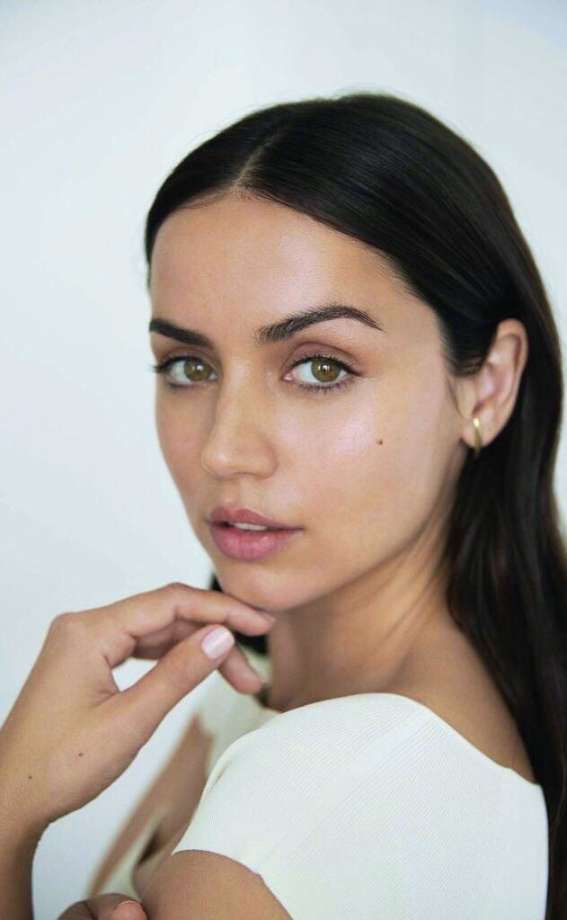 Ana De Armas Scrolller