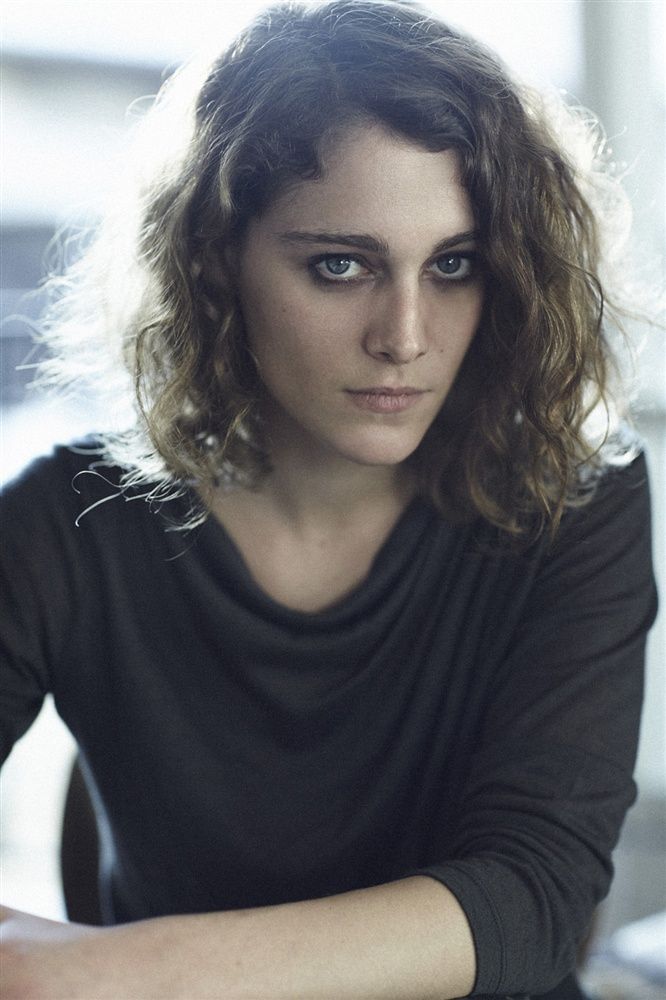 Ariane Labed Scrolller