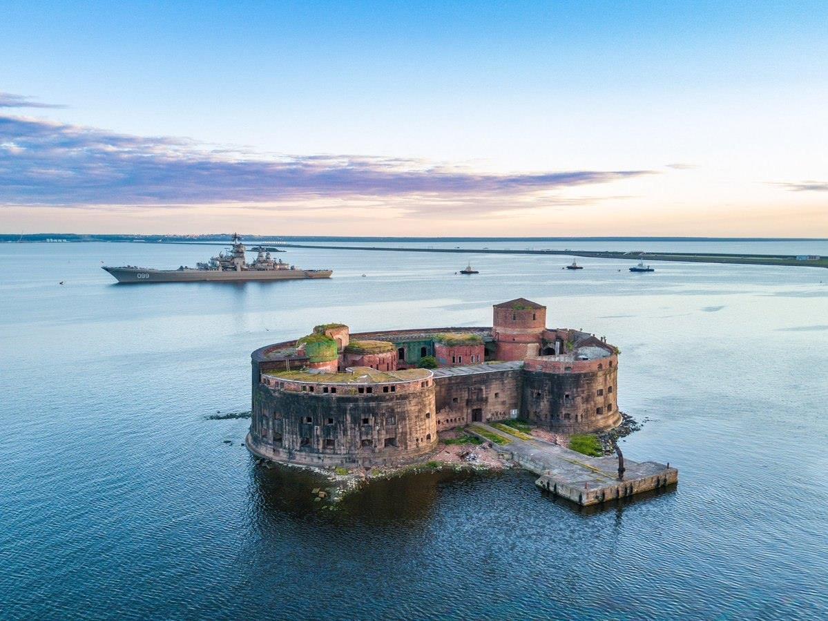 Battlecruiser Peter the Great sailing past Fort Alexander [1199x 899 ...