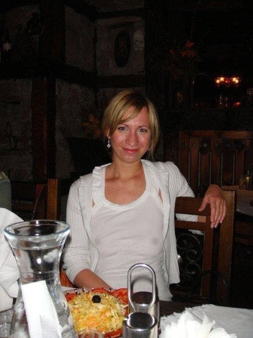 Braless Milf At Dinner Scrolller