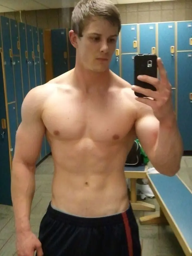 Bro in the locker room | Scrolller