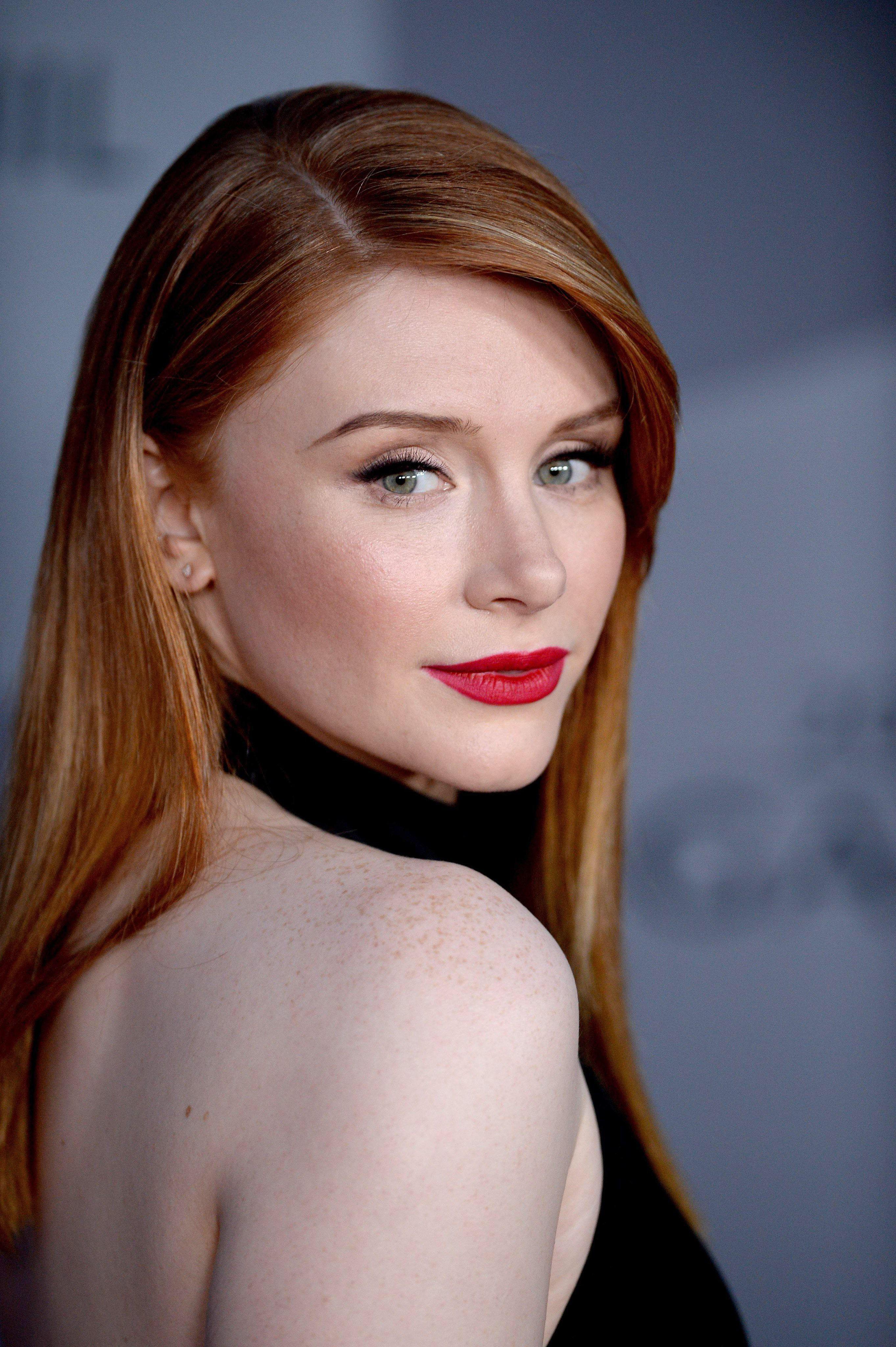 Bryce Dallas Howard Scrolller